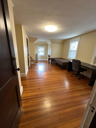 Large furnished room, very clean - Private Furnished room near Harvard Ave, 2 min walk to Green Line B Apartments