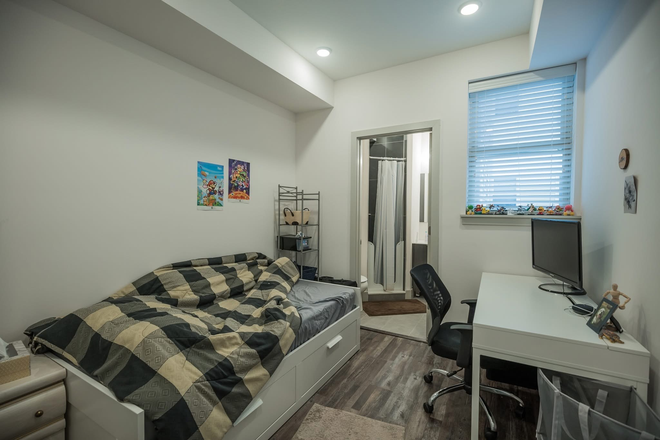 Bedroom - PRIVATE ROOM + PRIVATE BATH SUBLEASE | $795/month –utilities included, Negotiable Apartments