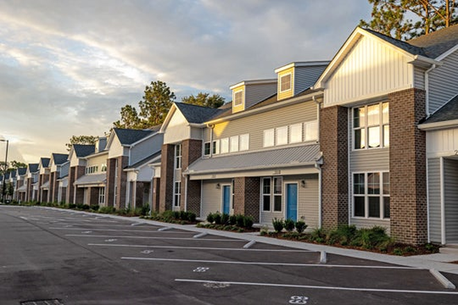 The outside of the townhomes of Cottages at College Acres. - Cottages at College Acres, 5-10 minute walk to campus