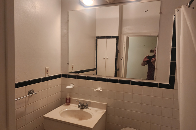 Bath - Wonderful studio apartment, 8th floor views, walk to campus, secure building The Belvedere Hotel