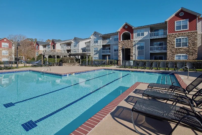 Pool area - Campus Crossings Raleigh