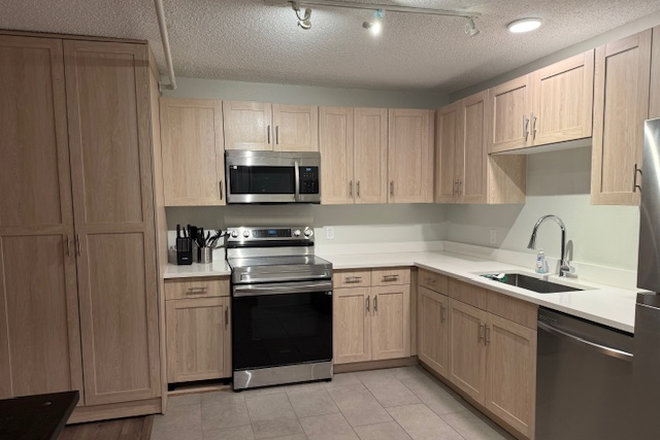 Modern Kitchen - Summer Sublet - Prime Student Living: 1 Block to CU / Easy Commute to Naropa! 🏔️