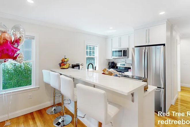 Kitchen - Apartment very close to Boston College Campus