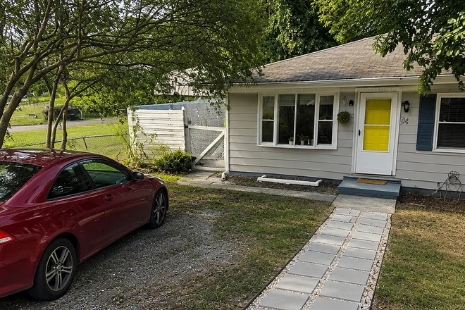 Outside Street View - Pet Friendly House on Raymond Rd