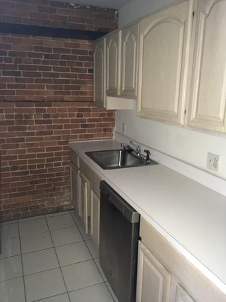 Hub Realty - Recently renovated 2 bedroom, in charming brownstone