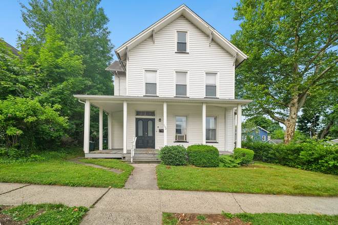 Exterior Photo - Perfect SH Student Rental House