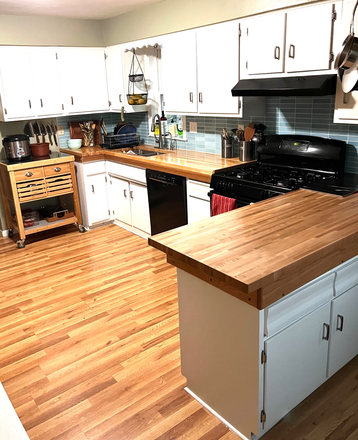 Kitchen - Bedroom for Rent - Free Wifi & Utilities. Close to Campus. House