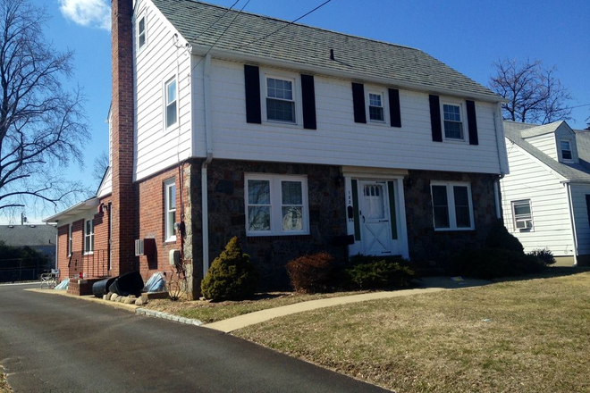 Outside View - 4 Bedrooms Available for Rent - Walking Distance to the Campus! No Fee for Signing! House
