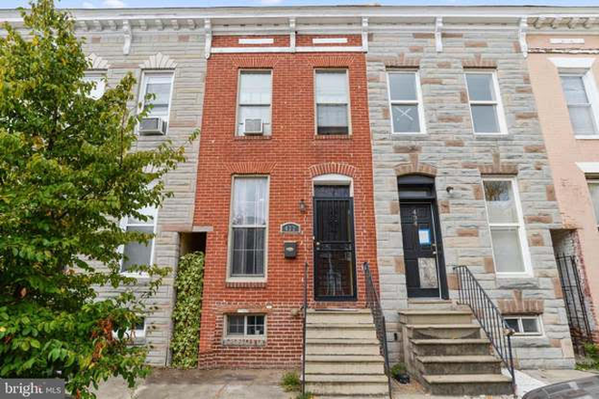 Front of house - Cozy East Baltimore rowhome in a walkable location (and great backyard)
