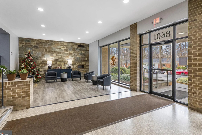 Lobby - Park Bradford, 10 minute drive from UMD campus Condo