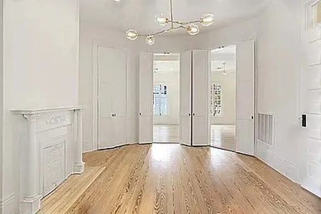 Living Room - 5833 Magazine St - Great Location