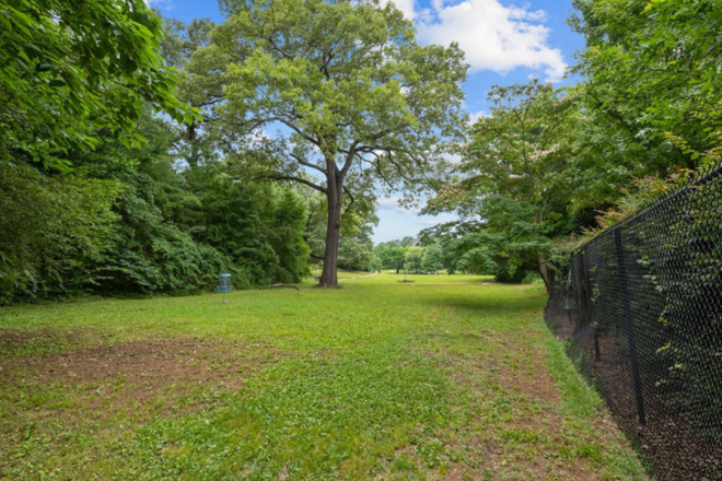 apartment park with gate access - The Crowne on 10th