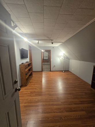 Entering view - Private space ready for mature and responsible professional/student. House