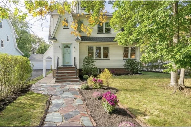 Street View/Front of House - Spacious, Quite Room in Large House