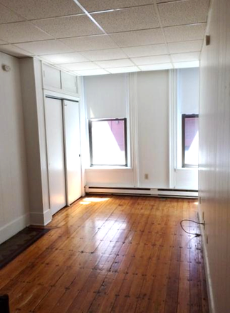 Hub Realty - Back Bay, lovely studio on Newbury Street with new hardwood floors