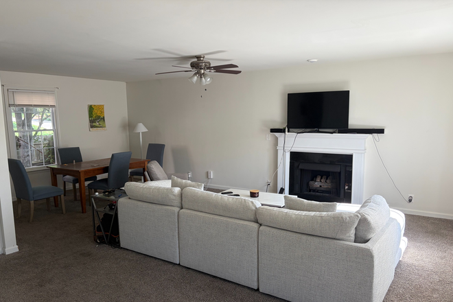 Living Room - 1902A Linden Ave Townhouse