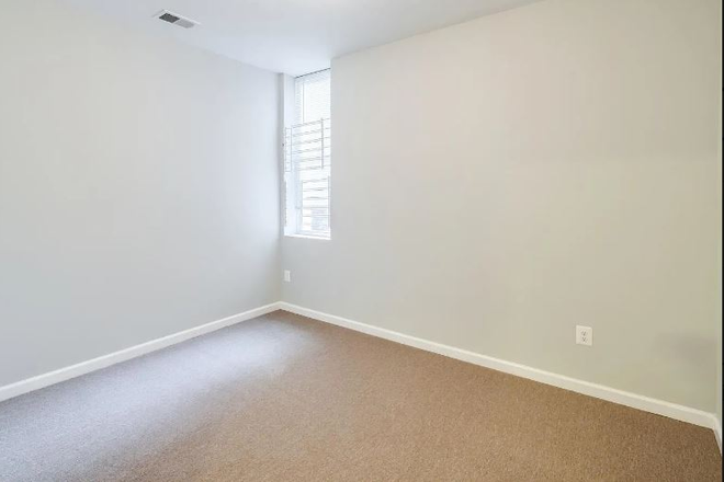 Bedroom - bright and airy - Spacious 4 Bed, 2 bath, w/ back yard and front porch 1 block from campus