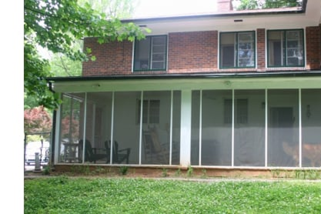 Screeen porch and front patio (not shown) - 3 BR/2.5 BA, includes utils, furnished (option), perfect for a dog
