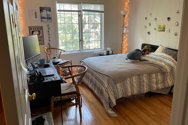 Bedroom - 1 private bedroom in 1700 Hinman Avenue Apartments (Summer Sublet)