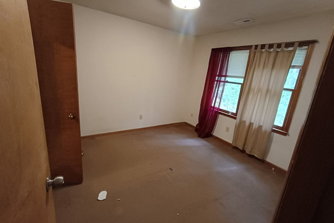 Available Bedroom (has 2 closets) - House Close to Campus