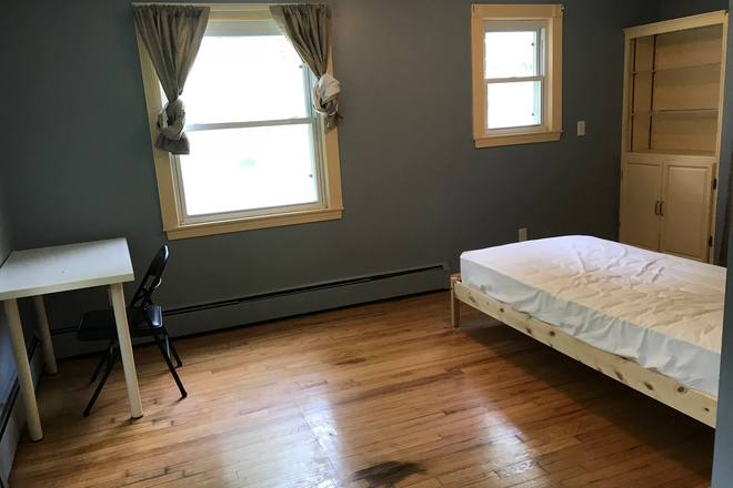 bedroom - A room for rent, approximately a 10-minute walk to the UConn Storrs campus