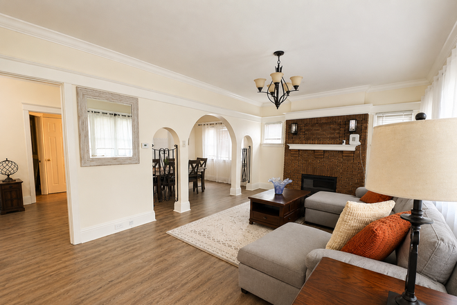 Sitting room - Fully Furnished 3BR Home | 1.3 Miles to WashU | UCity | Central A/C | Free Parking