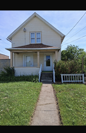 front porch - Freedom close to MSU campus House