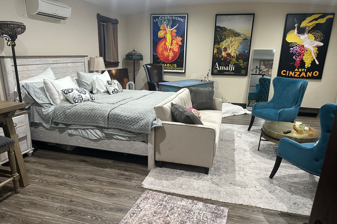 Desk study area - Furnished studio private Apartments