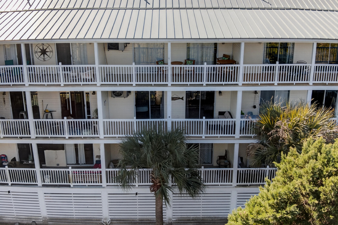 Spacious balcony - 2 bed/2 bath, large balcony, marsh views, water included Condo