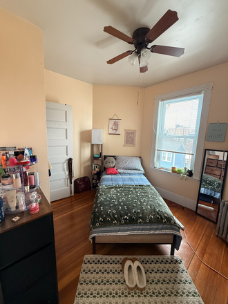 Bedroom - Subleasing a private room with easy access to campus.