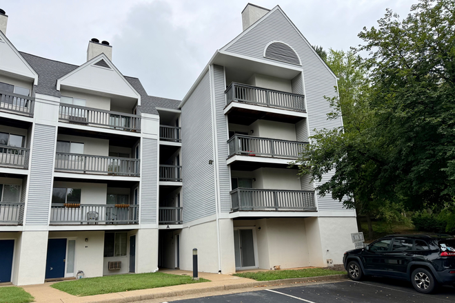 Outside view, first unit with balcony - Cedars court condominium, walking distance to Barracks road/ School of Law/ Darden