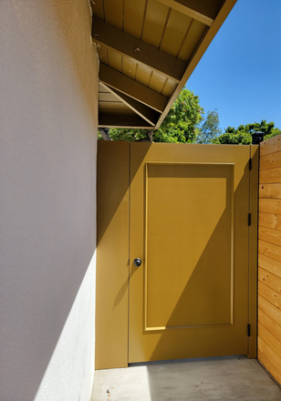 Side gate entrance. - Private Guest House 7 mins from Chapman University
