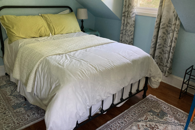 bed - Furnished room with private full size bathroom for female PU affiliate-Berrien Ave-Princeton Jnct