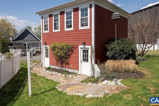 Carriage house above detached garage - Beautiful Belvedere Carriage House apartment
