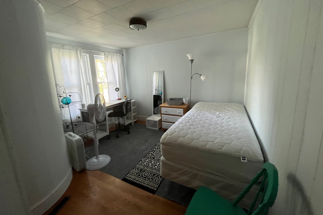 Bedroom - 1 bedroom available - 4 bdrm/2 bath shared house. Furnished