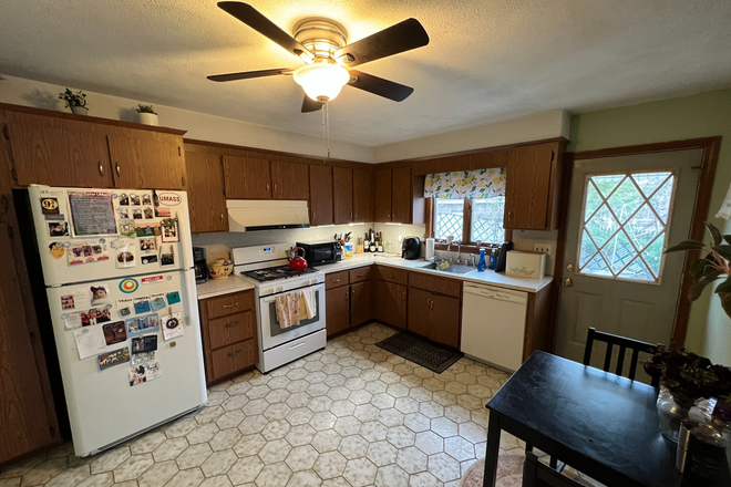 Kitchen - **ONLY 1/2 BROKER FEE** Gorgeous 4 Bedroom & 2.5 Bathroom Apartment