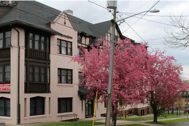 Outside Street View - 604 Walnut Ave