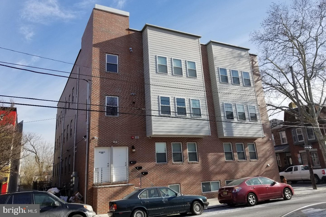 outside of property - Huge 3bed3bath bi-level unit close to Drexel campus Townhome