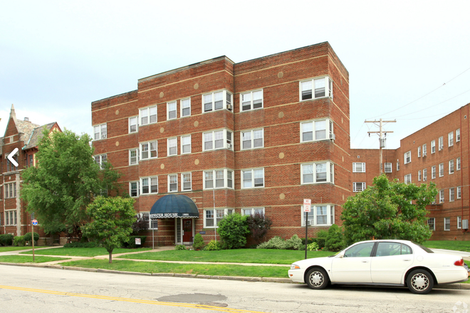 - Edgewater House - Huge 2 BR unit in Lakewood with garage parking