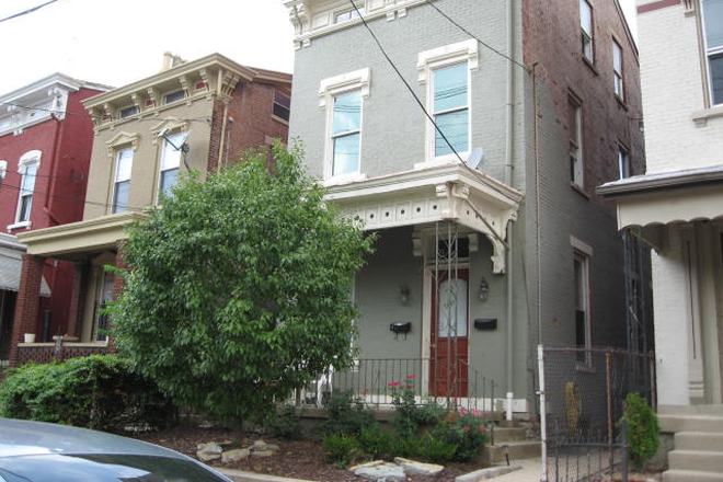 2 blocks from UC East Campus - 2nd and 3rd floor apartment walking distance to UC