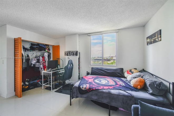 Room with private bathroom - Tranquil Room in Lively Downtown Miami