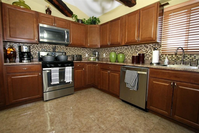 Kitchen - Spacious 4BR Apartment Near JFK/UMass – Hardwood Floors & Modern Kitchen
