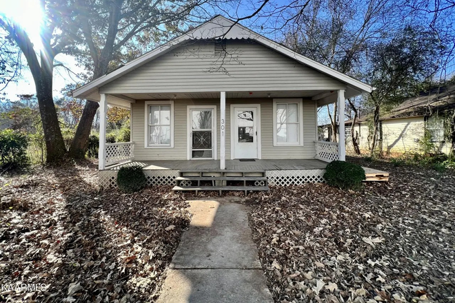 front view of house - 3 bed 2 bath house renting individual room