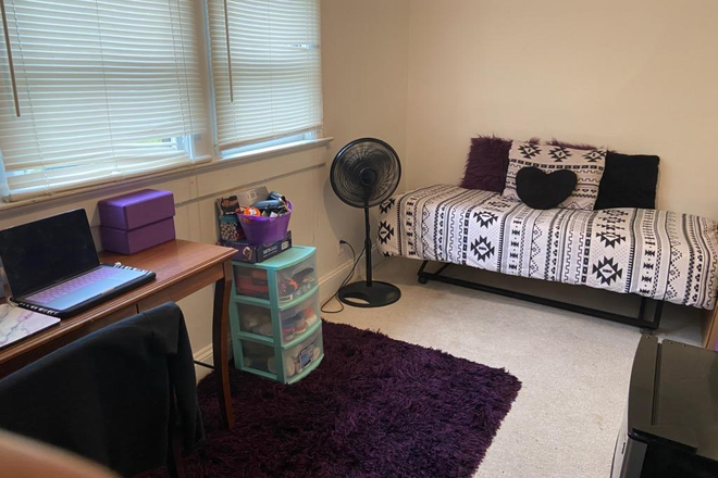 Budget Room - Convenient Student Housing
