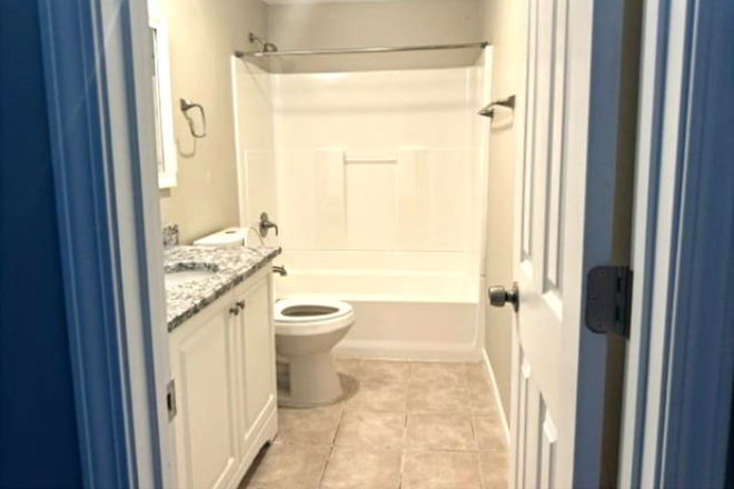 En-suite private bathroom - 360 sq ft studio with full in-suite bathroom House