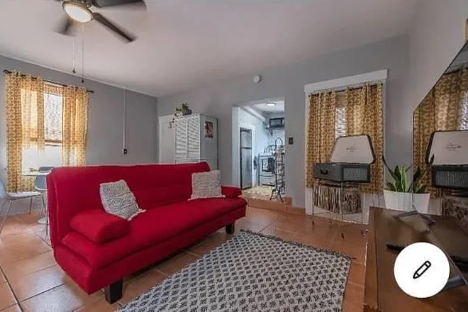 Living area - West University Studio Close to Time Market & Street Car