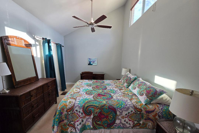 Master Bedroom - Private Bedroom and Bath Close to Campus
