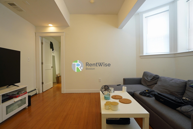 1 - SEPT 2026-Comm Ave 2 bed, H/HW inc. No Broker Fee! Apartments