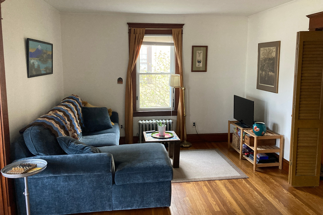 Living room - Room for Rent in Northampton with Graduate Students (6 months with option to extend a year)