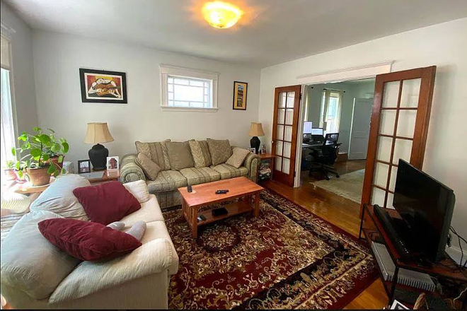 Living - Spacious 2BR/1BA in Brookline near T